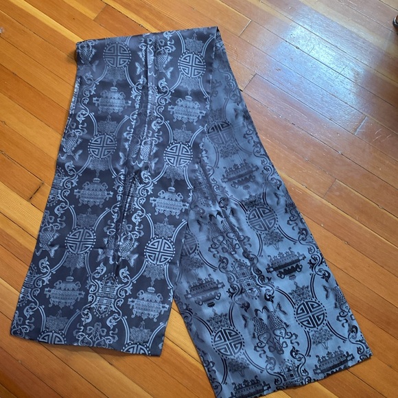 Shanghai Tang, double sided silk scarf - Picture 3 of 5